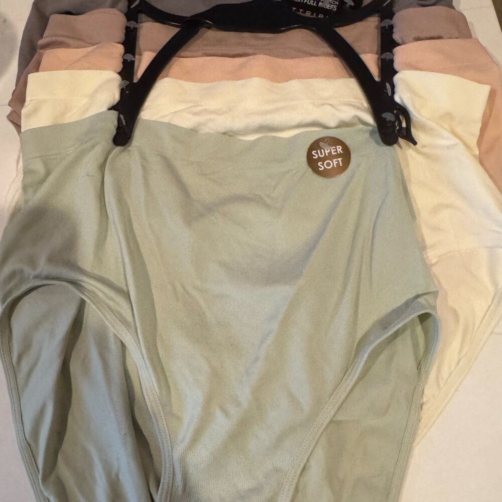 Attributes Women's 5 pack Super Soft Seamless 4-Way Stretch Full Briefs NWT